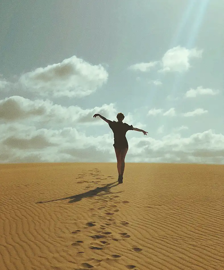 Mulher caminhando no deserto